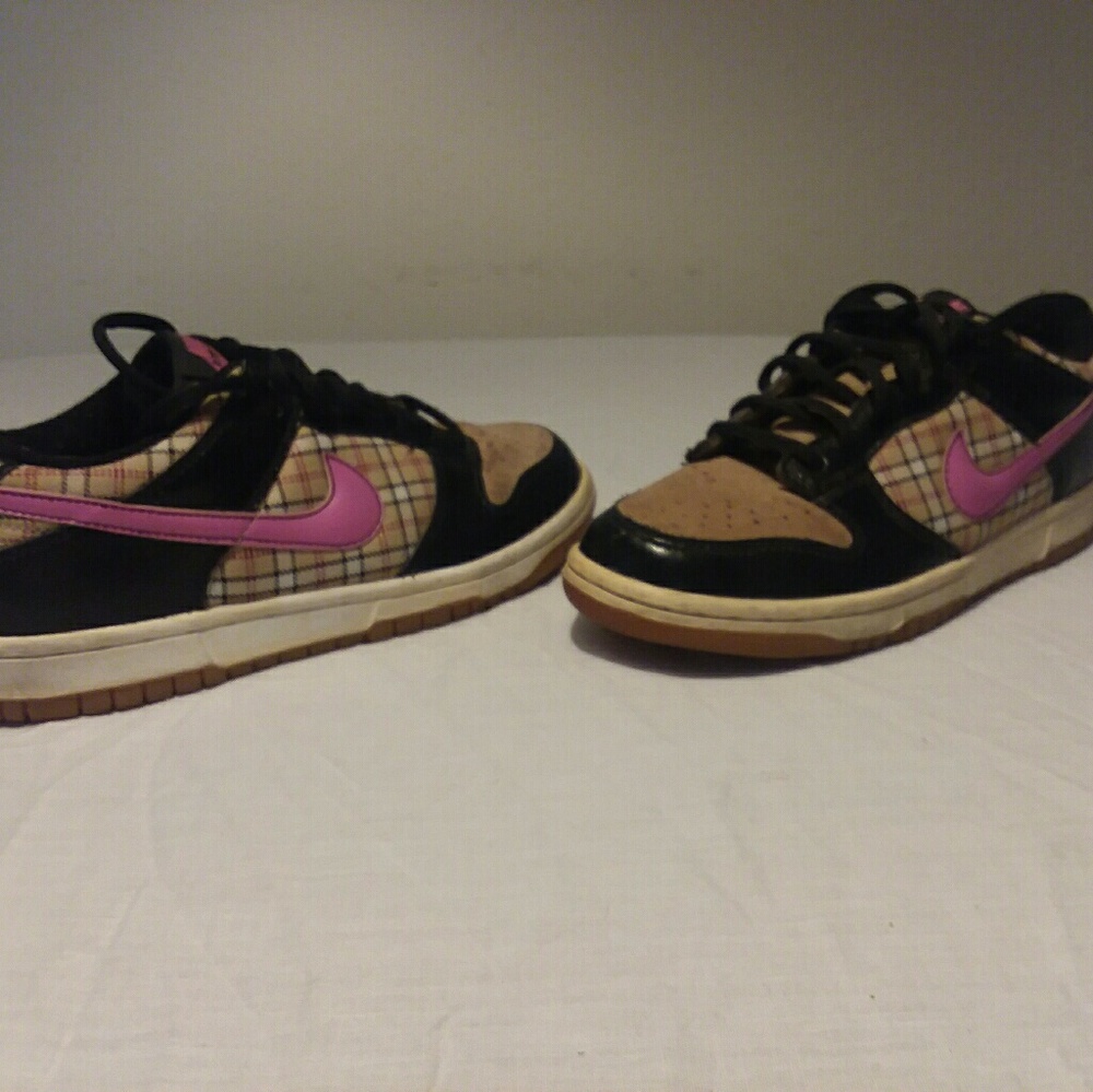 Nike girls size 5y. Hopscotch plaid shoes